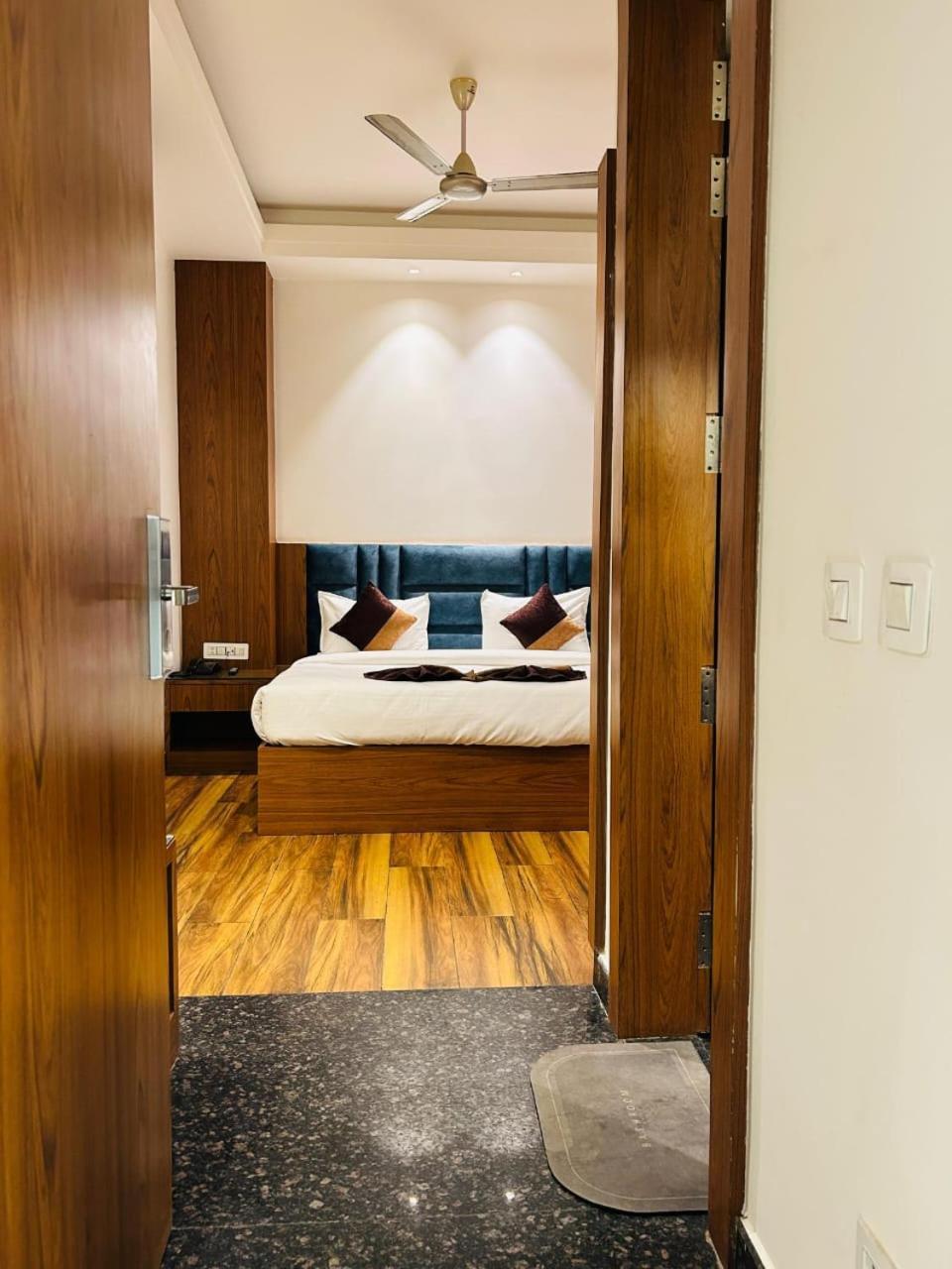 Hotel Swarn Bhoomi カーンプル エクステリア 写真